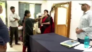 భూభారతి దరఖాస్తులను వేగవంతంగా పరిష్కరించాలి జిల్లా కలెక్టర్ స్నేహ శబరీష్ శాయంపేట తహసీల్దార్ కార్యాలయం తనిఖీ