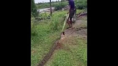 వలిగొండ: వలిగొండ మండలంలోని దుప్పిపల్లి లో కళ్ళు గీస్తుండగా కనిపించిన భారీ కొండ చిలువ