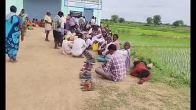 అనుముల: అనుముల లో చెప్పులు పేపర్లు ఆధార్ యూరియా కోసం పాటలు పడుతున్న రైతాంగం