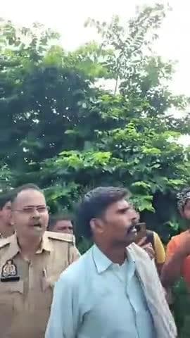 बहुत ही दुखद घटना गांव गढ़ी पांडे टूंडला जिला फिरोजाबाद में 9 साल की बच्ची के साथ हुए घटना ने दिल दहला दिया है भगवान ऐसे