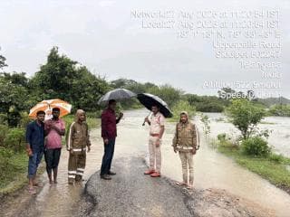 తొగుట సిఐ లతీఫ్, దౌల్తాబాద్ ఎస్ఐ అరుణ్ కుమార్, పోలీస్ సిబ్బందితో కలసి దౌల్తాబాద్ చెరువు ఉధృతంగా మత్తడి దుంకడం వల్ల ఉప్పరపల్లి గ్రామానికి వెళ్లే రోడ్డుపై నుండి నీటి ప్రవాహం ఎక్కువగా ఉన్నందున, రహదారిని ట్రాక్టర్, చెట్ల కొమ్మలతో మూసివేయడం.