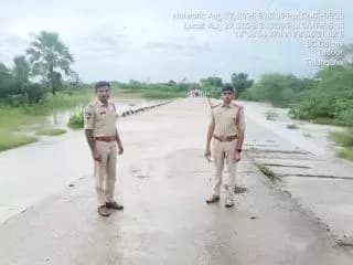 తాడూరు వాగు తాడూరు మరియు చిట్యాల గ్రామాల మధ్య ఉన్న రోడ్డు పైనుండి ఉదృతంగా ప్రవహిస్తున్నందున తాడూరు చిట్యాల గ్రామ ప్రజలు రైతులు రోడ్డు దాటే ప్రయత్నం చేయవద్దని మరియు రోడ్డుకు ఇరువైపులా చెట్ల కొమ్మలు మరియు ఇతర వస్తువులు అడ్డంగా పెట్టి రోడ్డున