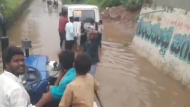 కేతేపల్లి: ఇనుపాముల గ్రామంలోని బస్టాండ్ వద్ద ఉన్న అండర్ పాస్లోకి భారీగా చేరిన వరద ప్రవాహం, తీవ్ర ఇబ్బందులు పడ్డ వాహనదారులు
