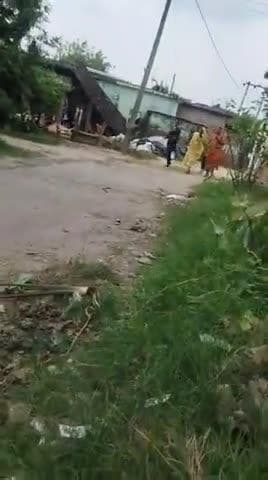 जमीन को लेकर मार पीट कर रहे हैं अभी तक कोई सुनाया नहीं है थाना कोटीभार जिला महाराजगंज