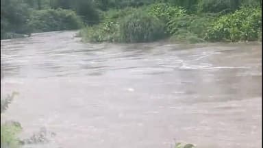 ఇల్లందకుంట: పాతర్లపల్లి గ్రామ శివారులో కాజ్ వే పై నుండి ప్రవహిస్తున్న వాగు సిరిసేడు పాతర్లపల్లి గ్రామాలకు నిలిచిపోయిన రాకపోకలు