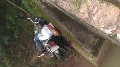 tej raftaar bike chllang Mary pulya ke niche ke moke pe hi ho gai mot