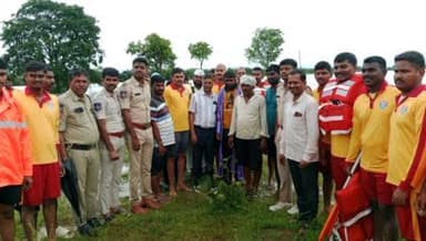 సిద్దిపేట జిల్లా పోతారెడ్డి పేట చెరువు గట్టుపై ఉదృత వరదల్లో చిక్కుకున్న ముగ్గురు వ్యక్తులను సురక్షితంగా బయటకు బోట్ సహాయంతో సురక్షితంగా బయటకు తీసుకొని వచ్చినా రాష్ట్ర ఎస్డిఆర్ఎఫ్, బృందాలు రెవిన్యూ, స్థానిక పోలీసులు బృందాలు*