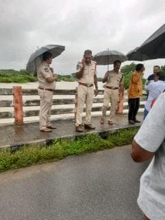 గజ్వేల్ ఏసిపి నరసింహులు ఈ సందర్భంగా మాట్లాడుతూ
వరద పరిస్థితులను దృష్టిలో ఉంచుకుని పోలీసు విభాగం అధికారులు నిరంతరం పర్యవేక్షణ చేపడుతున్నారు. వరద ప్రభావిత ప్రాంతాలలో ప్రజల రక్షణ, సకాలంలో సహాయ చర్యలు మరియు రవాణా సౌకర్యాల కోసం పోలీసు సిబ్బంది క