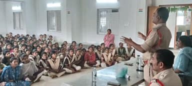 మిట్టపల్లి సోషల్ వెల్ఫేర్ ఉమెన్స్ డిగ్రీ కాలేజ్" విద్యార్థినిలకు మహిళల రక్షణకు ఉన్న చట్టాలు సైబర్ నేరాలు, గుడ్ టచ్ బాడ్ టచ్, ఈవిటీజింగ్ నూతన చట్టాల గురించి అవగాహన కల్పించిన త్రీటౌన్ ఇన్స్పెక్టర్ విద్యాసాగర్, ఎస్ఐ వెంకటేశ్వర్లు, సిద్దిపేట షీ