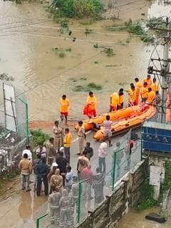 సిద్దిపేట ఏసీపీ రవీందర్ రెడ్డి, వన్ టౌన్ ఇన్స్పెక్టర్ వాసుదేవరావు, టూ టౌన్ ఇన్స్పెక్టర్ ఉపేందర్, మరియు రాష్ట్ర ఎస్డిఆర్ఎఫ్ 8 th బెటాలియన్ బృందాలతో రెండు రోజుల నుంచి కురుస్తున్న భారీ వర్షాలకు కోమటి చెరువు ఉదృతంగా ప్రవహించి శ్రీనగర్ కాలనీ,