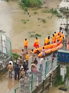 సిద్దిపేట ఏసీపీ రవీందర్ రెడ్డి, వన్ టౌన్ ఇన్స్పెక్టర్ వాసుదేవరావు, టూ టౌన్ ఇన్స్పెక్టర్ ఉపేందర్, మరియు రాష్ట్ర ఎస్డిఆర్ఎఫ్ 8 th బెటాలియన్ బృందాలతో రెండు రోజుల నుంచి కురుస్తున్న భారీ వర్షాలకు కోమటి చెరువు ఉదృతంగా ప్రవహించి శ్రీనగర్ కాలనీ,