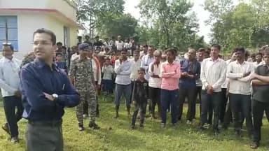 कलेक्टर श्री आदित्य सिंह आज तहसील मुंगावली के ग्राम बामोरीटांका का भ्रमण किया।