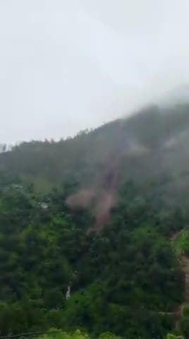 नंदा नगर घाट ब्लॉक के ग्राम सभा बांसवाड़ा में बादल फटने से बारी नुकसान