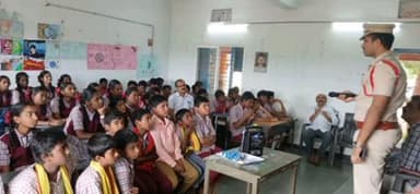 రామునిపట్ల జిల్లా పరిషత్ హై స్కూల్" విద్యార్థినీ, విద్యార్థులకు మహిళల రక్షణకు ఉన్న చట్టాలు, ర్యాగింగ్/ ఇవిటీజింగ్/ పోక్సో/ షీ టీమ్స్/ యాంటీ హ్యుమెన్ ట్రాఫికింగ్ సైబర్ నేరాలు,నూతన చట్టాల గురించి, అవగాహన కల్పించిన చిన్నకోడూర్ ఎస్ఐ సైఫ్ అలీ,