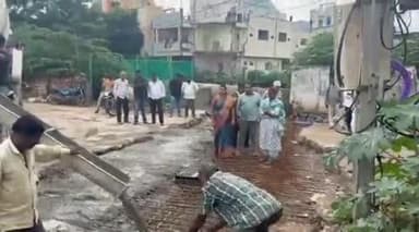 ఉప్పల్: చిలకనగర్ ఉప్పల ప్రధాన రహదారి కల్వర్టుపల్లెలను పరిశీలించిన కార్పొరేటర్ గీత