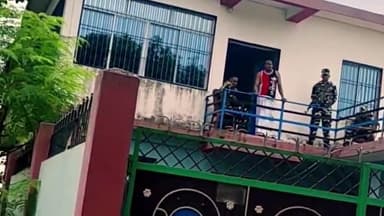 গোয়ালপোখর ১: উত্তর দিনাজপুর জেলার গোয়ালপোখরের পাঞ্জিপাড়ায় তৃণমূল পঞ্চায়েত সদস্যের বাড়িতে Central IT rate