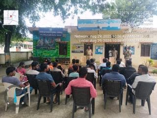 మద్దూర్ ఎస్ఐ షేక్ మహబూబ్, గ్రామ విపిఓ తో కలిసి దూల్మిట్ట గ్రామాన్ని సందర్శించి రాబోవు స్థానిక సంస్థల ఎన్నికల సందర్భంగా పలు అంశాల గురించి, సైబర్ నేరాలు, సీసీ కెమెరాలు గంజాయి డ్రగ్స్, మత్తుపదార్థాల గురించి అవగాహన కల్పించారు.