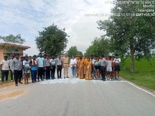 బేగంపేట ఎస్ఐ మహిపాల్ రెడ్డి, గ్రామ విపిఓ తో కలిసి నెంటూర్ గ్రామాన్ని సందర్శించి రాబోవు స్థానిక సంస్థల ఎన్నికల సందర్భంగా పలు అంశాల గురించి, సైబర్ నేరాలు, సీసీ కెమెరాలు గంజాయి డ్రగ్స్, మత్తుపదార్థాల గురించి అవగాహన కల్పించారు.