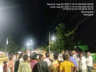 గజ్వేల్ ఇన్స్పెక్టర్ రవికుమార్ గ్రామ విపిఓ తో కలిసి ముట్రాజ్ పల్లి గ్రామాన్ని సందర్శించి రాబోవు స్థానిక సంస్థల ఎన్నికల సందర్భంగా పలు అంశాల గురించి, సైబర్ నేరాలు, సీసీ కెమెరాలు గంజాయి డ్రగ్స్, మత్తుపదార్థాల గురించి అవగాహన కల్పించారు.