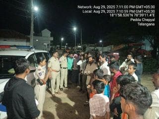 మిరుదొడ్డి ఎస్ఐ సమత గ్రామ విపిఓ తో కలిసి చెప్యాల గ్రామాన్ని సందర్శించి రాబోవు స్థానిక సంస్థల ఎన్నికల సందర్భంగా పలు అంశాల గురించి, సైబర్ నేరాలు, సీసీ కెమెరాలు గంజాయి డ్రగ్స్, మత్తుపదార్థాల గురించి అవగాహన కల్పించారు.