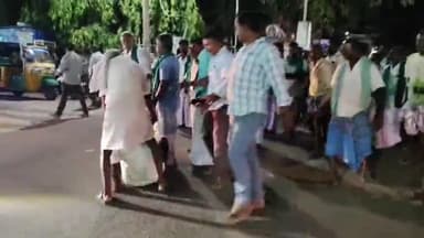 முதுகுளத்தூர்: அறுந்து கிடந்த மின் கம்பியில் மின்சாரம் தாக்கி விவசாயி பலி, மகன் பள்ளி மாணவன் படுகாயம் உடலை வாங்க மறுத்து GH முன்பு பஸ் மறியல்