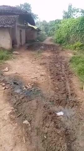 मणिका प्रखंड के पंचायत रॉकी कला गांव लंका का बहुत दिन से रोड खराब है आने जाने में बहुत परेशानी हैं