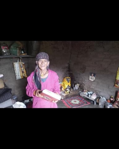 72 साल की मुनी देवी निस्वार्थ भाव से गौमाता सेवा कर रही है
सरकार कोई सहयोग नहीं किया जा रहा है