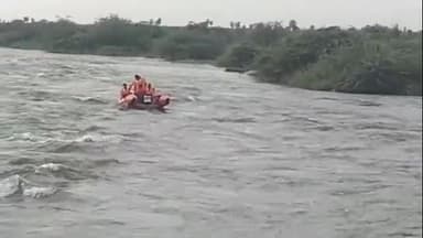 రామన్నపేట: మూసీ నదిలో కొట్టుకుపోయిన లక్ష్మాపురం గ్రామానికి చెందిన యువకుడిని కాపాడిన ఎన్డీఆర్ఎఫ్ సిబ్బంది, పోలీసులు