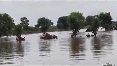 बिलोली: टाकळी खु येथे मन्याड नदिच्या पुरात वाहून गेलेल्या झाडावर आश्रय घेतलेल्या इसमास प्रशासनाने बोटीच्या सहाय्याने काढले बाहेर