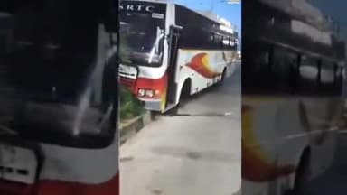 కొండమల్లేపల్లి: మండల కేంద్రంలో పందుల గుంపును తప్పించబోయి డివైడర్ ను ఢీ కొట్టిన ఆర్టీసీ బస్సు, త్రుటిలో తప్పిన పెను ప్రమాదం