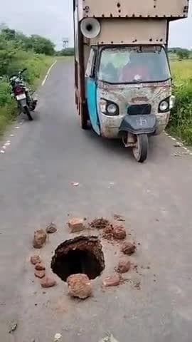 bilakhurd se Chhewla marg par bahut bada gadda ho gya hai