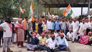 NH 30 की बदहाल अवस्था शहर में बंद पड़े स्ट्रीट लाइट को चालू करने व CG27 गाड़ियों को टोलफ्री करने की मांग को लेकर जिला कांग्रेस #कोंडागांव ने मसोरा टोल नाके का किया घेराव