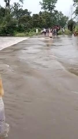 आगरा और मध्यप्रदेश को जोड़ने वाला रस्ता पूरी तरह जाम हे यह समस्या बारिश के मौसम में ऐश हे बेनी रहती हे
