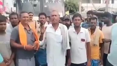 త్రిపురారం: మండల కేంద్రంలోని ప్రాథమిక వ్యవసాయ సహకార కేంద్రం ముందు యూరియా కోసం రైతుల ఆందోళన