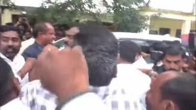 बिलोली: पालकमंत्री अतुल सावे  समोर हुनगुंदा  परिसरातील गावकऱ्यांनी घातला गोंधळ.. शेती नुकसानीची पाहणी करण्याचा केला हट्ट