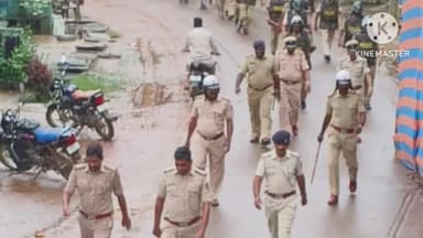 ಅಳ್ನಾವರ: ಗಣೇಶ ಹಬ್ಬ ಹಾಗೂ ಈದ್ ಮಿಲಾದ್ ಹಬ್ಬದ ಅಂಗವಾಗಿ ಅಳ್ನಾವರ ಪೊಲೀಸ್ ಠಾಣೆ ವ್ಯಾಪ್ತಿಯಲ್ಲಿ ಪೊಲೀಸರಿಂದ ಪಥ ಸಂಚಲನ