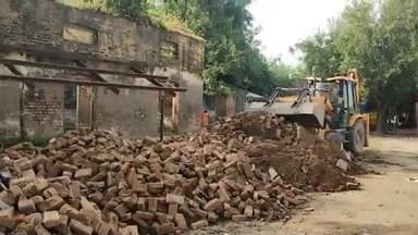 मथुरा मिडिल स्कूल को अवध तरीका से स्कूल को तोड़ा जा रहा है  यहां के प्रधानाचार्य को कुछ वि पता नहीं है
