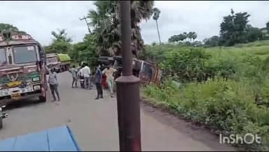 నెక్కొండ: నెక్కొండ మండల కేంద్రంలో చల్లా గోదాం సమీపంలో అదుపుతప్పి బోల్తా పడిన లారీ. గాయాలతో బయటపడ్డ డ్రైవర్..