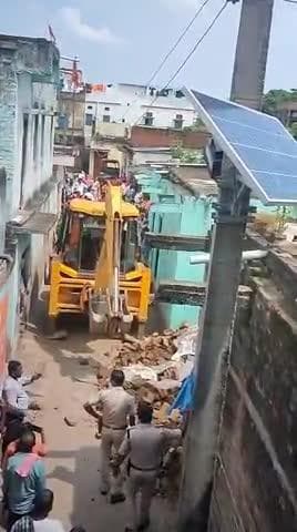 सिकरिया गांव में अतिक्रमण के विरुद्ध प्रशासन के द्वारा मकान तोड़ा गया!#जहानाबाद#sikariya