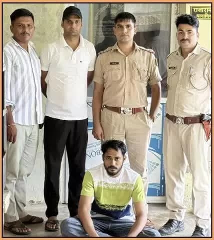 थाना रावतभाटा, जिला चित्तौड़गढ़ के अपहरण, पोक्सो एक्ट व मारपीट के कुल 02 प्रकरणों में फरार अपराधी संदीप को #बून्दी_पुलिस टीम ने किया डिटेन।
🔹आरोपी की गिरफ्तारी पर जिला पुलिस अधीक्षक चित्तौड़गढ़ द्वारा घोषित था ₹5000/- का नकद इनाम।