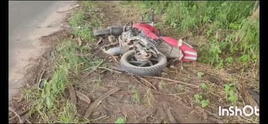 రామడుగు: కిష్టాపూర్ గ్రామంలో ఆటోను తప్పిస్తూ అదుపుతప్పి పడిపోయిన ద్విచక్ర వాహన దారుడికి తీవ్ర గాయాలు