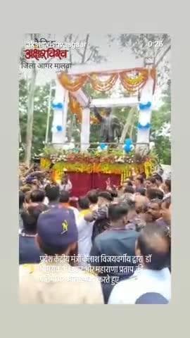 मध्य प्रदेश मंत्री कैलाश विजयवर्गीय द्वारा महाराणा प्रताप डॉक्टर भीमराव अंबेडकर प्रतिमा पर माला अर्पण करते हुए