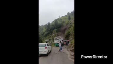 नौहरा: नौहराधार के पास लैंड स्लाइड, पुन्नरधार व नौहराधार-हरिपुरधार सड़क अवरुद्ध, सड़क पर लगा जाम