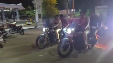 గోదావరిఖని పట్టణంలో బైక్ పై తిరుగుతూ గణేష్ మండపాలు సందర్శించిన ఏసిపి రమేష్ గారు.
ప్రశాంత వాతావరణంలో పండగల నిర్వహణ, ఎవరికీ ఎలాంటి ఇబ్బందులు కలగకుండా, శాంతిభద్రతలను కాపాడటమే ఈ సందర్శన ముఖ్య ఉద్దేశ్యం.