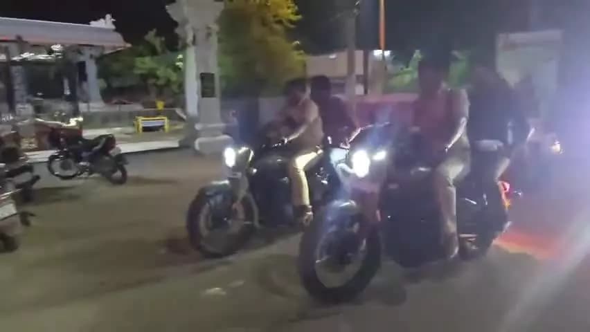 గోదావరిఖని పట్టణంలో బైక్ పై తిరుగుతూ గణేష్ మండపాలు సందర్శించిన ఏసిపి రమేష్ గారు.
ప్రశాంత వాతావరణంలో పండగల నిర్వహణ, ఎవరికీ ఎలాంటి ఇబ్బందులు కలగకుండా, శాంతిభద్రతలను కాపాడటమే ఈ సందర్శన ముఖ్య ఉద్దేశ్యం.