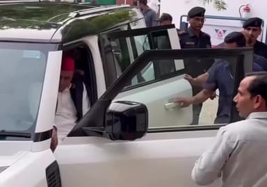 लालू यादव जी के पैर छूकर आशीर्वाद लेते हुए अखिलेश यादव जी #newsreporter