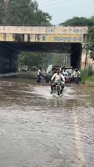 बुढ़ाना रोड स्थित हाईवे अंडरपास में जलभराव से लोगो के साथ हो रही दुर्घटना, e-rikhsa भी पलट गई, एक मात्र रास्ता होने से परेशानी का सामना करना पड़ रहा है