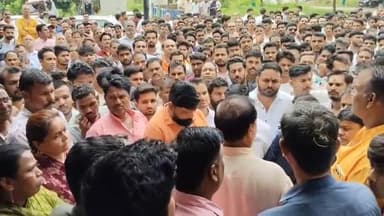 LOVE JIHAD : खाचरौद में लव जिहाद का विरोध: सैकड़ों हिंदू समाजजनों का थाने पर प्रदर्शन, आरोपियों के खिलाफ बुलडोजर एक्शन की मांग"
#लवजिहाद #खाचरौद #उज्जैन #हिंदूसमाज #LoveJihad #JusticeForHinduGirl