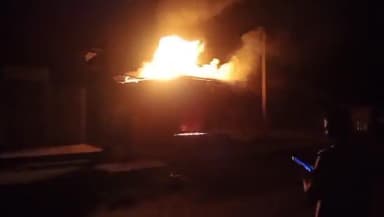 সোৱণশিৰি ভাগ: ঘিলামৰা তিনিআলিত ভয়ংকৰ অগ্নিকাণ্ড, জাহ গ'ল তিনিখন ব্যৱসায়িক প্ৰতিষ্ঠানৰ কেইবালক্ষাধিক টকাৰ সামগ্ৰী