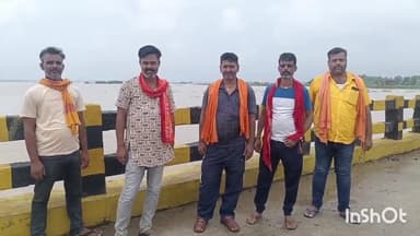 बड़हरा: प्रखंड के कई गांवों की मुख्य सड़क पर चढ़ा बाढ़ का पानी, ग्रामीणों ने जिला प्रशासन से पशु चारा की की मांग#jansamasya